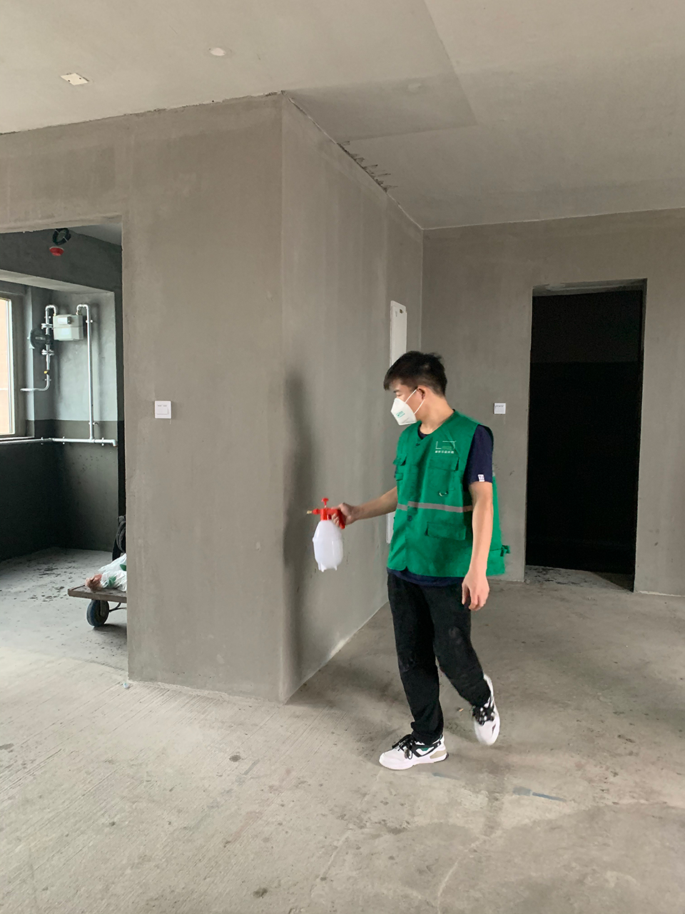 譽(yù)巢裝飾設(shè)計(jì)院?jiǎn)T工在開工前消毒